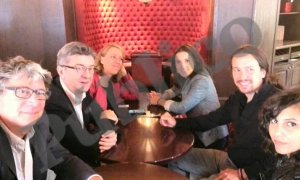 Pablo Iglesias, Irene Montero y Dina Bousselham junto con el europarlamentario socialista, Jean-Luc Mélenchon y su equipo.