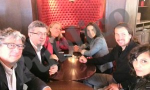 Pablo Iglesias, Irene Montero y Dina Bousselham junto con el europarlamentario socialista, Jean-Luc Mélenchon y su equipo.