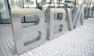 El logo del BBVA a las puertas de su sede en la zona norte de Madrid. E.P./Eduardo Parra