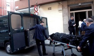 03/02/2020.- Dos personas trasladan el cadáver de una mujer de 41 años, hallado este lunes por la Policía Local de Gijón con evidentes signos de violencia en su domicilio, han informado a Efe fuentes del Ayuntamiento y de la Policía Nacional. El hallazgo