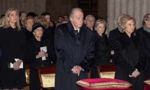 El rey Juan Carlos, junto a la reina Sofía y la infanta Cristina, en el funeral desu hermana, la Infanta Pilar de Borbón,  en El Escorial, el 29 de enero de 2020. AFP/Pool/Emilio Narajno