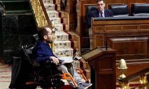 El portavoz de Unidas Podemos, Pablo Echenique (i), se dirige a dar la réplica, este miércoles en el Congreso