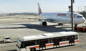 Avión de Iberia, en la T4 del aeropuerto de Barajas. EFE/J.J.Guillen