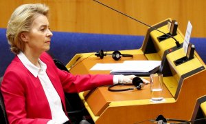 La presidenta de la Comisión Europea, Ursula von der Leyen, en el Parlamento Eureopeo, en Bruselas, en una sesión para debatir la crisis del coronavirus. REUTERS/Francois Lenoir