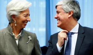 La presidenta del BCE, Christine Lagarde, y el presidente del Eurogrupo y ministro de Finanzas portugués, Mario Centeno, en Bruselas. REUTERS/Francois Lenoir