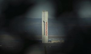 Torre de la planta solar 'Solúcar' de Abengoa, en la localidad sevillana de Sanlucar la Mayor. AFP/CRISTINA QUICLER