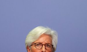 La presidenta del BCE, Christine Lagarde, durante la rueda de prensa posterior a la reunión del Consejo de Gobierno de la entidad, en Fráncfort. REUTERS/Kai Pfaffenbach