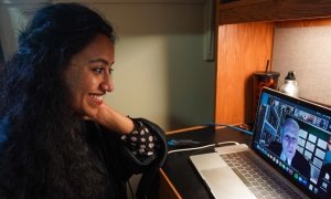 Estudiante paquistaní asiste a su ceremonia de graduación en línea en su habitación en la International Student House donde reside en la Universidad de Georgetown, en Washington, DC. Agnes BUN / AFP