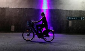 Una mujer monta una bicicleta eléctrica mientras el país alivia las medidas de bloqueo tomadas para frenar la propagación de la enfermedad por coronavirus (COVID-19) en París. REUTERS