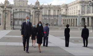 El rey Felipe VI, la reina Letizia, la princesa Leonor y la infanta Sofía a su llegada a la misa funeral celebrada el 10 de julio en la catedral de la Almudena, en Madrid, por todos los fallecidos a causa de la pandemia de coronavirus. EFE/ JuanJo Martín