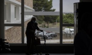 Una residente de un centro de mayores de Madrid camina con un andador. E.P.Eduardo Parra