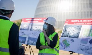 La presidenta de la Comunidad, Isabel Díaz Ayuso, durante su visita las obras de construcción del nuevo Hospital de Emergencias de la región en la zona de Valdebebas. E.P./Ricardo Rubio