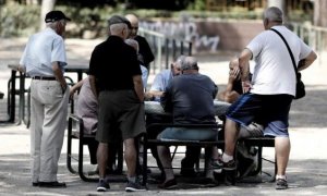 Varios jubilados, en un parque de Madrid antes de la pandemia. / EFE