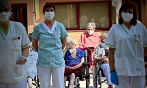 15/09/2020.- Vista de la concentración que trabajadores y residentes de la residencia Geriatros, llevan a cabo en defensa del sector sociosanitario, hoy martes en Alcalá de Henares.- EFE/Fernando Villar