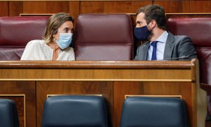 23/09/2020.- El líder del PP, Pablo Casado, conversa con la portavoz parlamentaria, Cuca Gamarra, durante la sesión de control al Gobierno este miércoles en el Congreso. EFE/ Emilio Naranjo