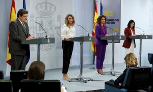 La ministra de Trabajo, Yolanda Díaz (2d), los titulares de Inclusión, Migraciones y Seguridad Social, José Luis Escrivá y Hacienda y portavoz del Gobierno, María Jesús Montero (2d), y la ministra de Política Territorial, Carolina Darias (d), durante la r