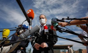 El expresident de la Generalitat, Quim Torra, atiende a los medios a su salida del centro penitenciario de Lledoners donde ha visitado a los presos independentistas tras su inhabilitación. EFE/Susanna Sáez