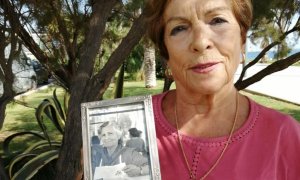 Rocío Fernández Gallardo sujeta un retrato de su madre, Teodomira Gallardo.