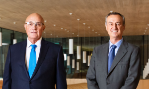 El presidente de Banco Sabadell, Josep Oliú (c), flanqueado por el consejero delegado Jaume Guardiola (i), y su sucesor, César González-Bueno (d).