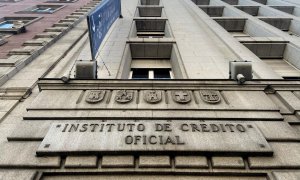 Una de las puertas de acceso de la sede del ICO (Instituto del Crédito Oficial), en el Paseo del Prado de Madrid. E.P./Eduardo Parra