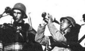 Milicianos beben alcohol enviado desde la retaguardia durante la guerra civil española.