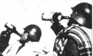 Milicianos beben alcohol enviado desde la retaguardia durante la guerra civil española.