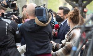 El abogado de la víctima de la violación, Jorge Albertini (d), atiende a los medios de comunicación momentos antes de iniciarse esta mañana en la Audiencia de Barcelona el juicio a uno de los supuestos autores