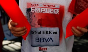 Detalle de la camiseta de uno de los manifestantes en las protestas contra los despidos en el BBVA. REUTERS/Susana Vera