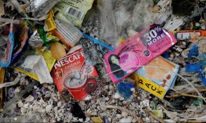 Un sobre de Nescafé y restos de basura en una playa de Filipinas.