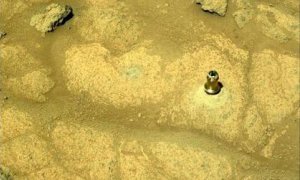 Broca dejada en el suelo de Marte por el rover Perseverance.
