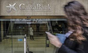 El logo de Caixabank en la antigua sede social de Bankia en Valencia. E.P./Rober Solsona