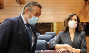 23/09/2021.- El consejero de Presidencia, Justicia e Interior de la Comunidad de Madrid, Enrique López, conversa con la presidenta de la Comunidad de Madrid, Isabel Díaz Ayuso, en la Asamblea. Marta Fernández / Europa Press