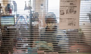 Una enfermera entra en la habitación de un paciente que padece covid en la unidad de cuidados intensivos del Centre Hospitalier Privé de l'Europe, en Port-Marly, a 25 de marzo de 2021.