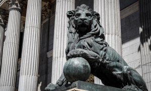 Uno de los emblemáticos leones que se encuentran delante de la fachada del Congreso de los Diputados en la Plaza de las Cortes de Madrid, a 5 de septiembre de 2019.