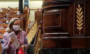 La vicepresidenta primera del Gobierno y ministra de Economía, Nadia Calviño abandona el hemiciclo tras la sesión de control en el Congreso de los Diputados. EFE/ Juan Carlos Hidalgo