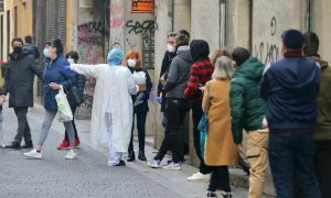 Varias personas hacen cola junto a un centro de salud del centro de Madrid para hacerse un test de covid. Fotografía de 21 de diciembre de 2021.