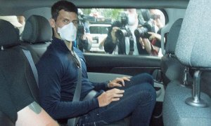 16/01/2022 El tenista serbio Novak Djokovic sale del Park Hotel en un vehículo para reunirse con sus abogados antes de la decisión del Tribunal Federal australiano sobre su deportación