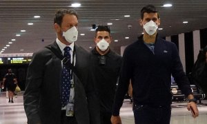 16/01/2022 El tenista serbio Novak Djokovic, en el aeropuerto de Melbourne justo antes de coger el vuelo en el que será deportado de Australia