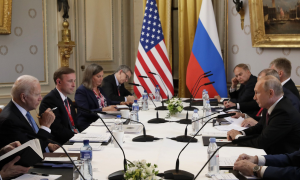El presidente estadounidense Joe Biden (L) asiste y el presidente ruso Vladimir Putin (R) celebran una reunión conjunta, a 16 de junio de 2021, en Ginebra, Suiza.