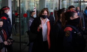 La alcaldesa de Barcelona, Ada Colau, sale tras declarar por presuntas irregularidades municipales, en la Ciutat de la Justicia, a 4 de marzo de 2022, en Barcelona.