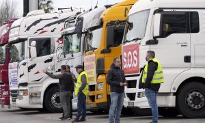 Varias decenas de camioneros se concentran en la entrada de Mercabarna, a 21 de marzo de 2022, durante el paro indefinido.