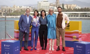 La directora de cine Alauda Ruiz de Azúa, en el centro, posa junto a los actores (de izq. a der.) Ramón Barea, Laia Costa, Susi Sánchez y Mikel Bustamante durante la presentación del largometraje 'Cinco lobitos', en el Festival de Cine de Málaga.