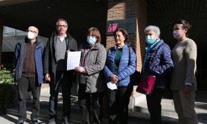 Representantes de colectivos cristianos entregan una Carta Abierta a la Conferencia Episcopal para pedir "justicia" a víctimas de abusos, en la Sede de la Conferencia Episcopal Española, a 25 de abril, en Madrid.