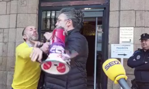 3/5/22 El alcalde de Ourense, Gonzalo Pérez Jácome, este martes agrediendo a una manifestante frente al Ayuntamiento en una imagen de vídeo