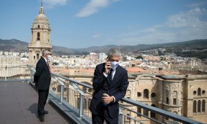 El ministro del Interior de España, Fernando Grande-Marlaska, habla por teléfono durante una conferencia de ministros del Interior de MED5 sobre políticas de migración y asilo en los países mediterráneos de Europa, en Málaga el 25 de septiembre de 2021.