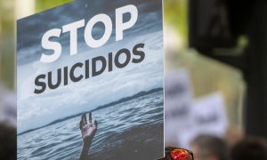 (11/9/2021) Una mujer sostiene una pancarta donde se lee "Stop Suicidios", durante una manifestación por un Plan Nacional de Prevención del Suicidio en septiembre de 2021. (Archivo).