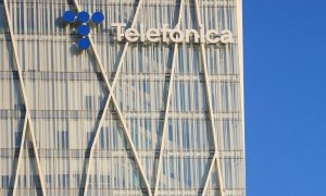 El logo de Telefónica en lo alto de su sede en Barcelona. REUTERS/Nacho Doce