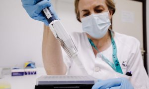 31/05/2022. Una técnico de laboratorio prepara una PCR para el análisis de la viruela del mono, en el Hospital Ramón y Cajal, a 30 de mayo de 2022, en Madrid (España).