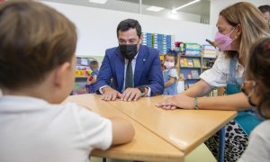 El presidente de la Junta de Andalucía, Juanma Moreno, en una de la aulas en la inauguración del nuevo colegio de Educación Infantil y Primaria Al-Ándalus coincidiendo con el inicio del curso escolar 2021-2022. A 10 de septiembre de 2021, en Utrera.