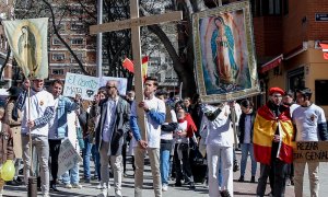 Varias personas participan en una marcha antiabortista, convocada por la asociación católica Enraizados, cerca de la Plaza de Cuzco, a 2 de abril de 2022, en Madrid (España).